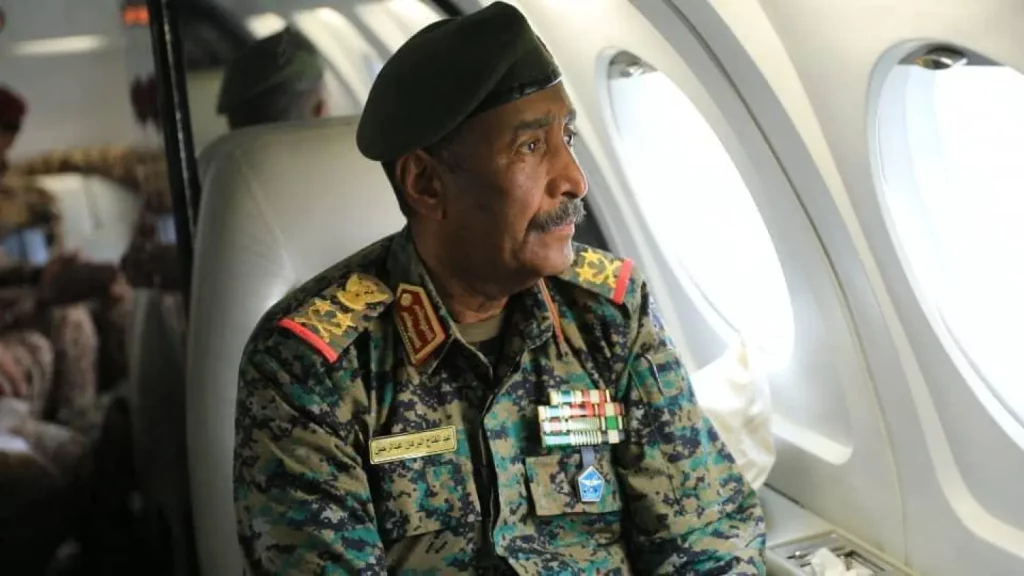 أقر قائد الجيش السوداني عبد الفتاح البرهان، الإثنين، بانسحاب الجيش من مدينة الفاشر في إقليم دارفور، غداة إعلان قوات الدعم السريع السيطرة عليها بعد معارك استمرت منذ أبريل (نيسان) 2023. وقال البرهان إن القوات المسلحة تستطيع أن تقلب الطاولة، وذلك بعد أن أعلنت «قوات الدعم السريع» أمس سيطرتها على مقر قيادة الجيش في مدينة الفاشر، التي كانت آخر موقع يحتفظ به الجيش في إقليم دارفور في غرب البلاد. وأضاف البرهان في كلمة بثها التلفزيون الرسمي: «القوات المسلحة والمشتركة قادرة على تحقيق النصر، ونستطيع أن نقلب الطاولة»، مؤكداً أن الجيش قادر على المضي حتى «نطهر هذه الأرض ونقضي على هؤلاء المرتزقة». وأوضح رئيس مجلس السيادة السوداني أن القيادات الموجودة في الفاشر قدروا أنهم يجب أن يغادروا المدينة. وتابع قائلاً «الجميع يتابع ماحدث في الفاشر، القيادة الموجودة هناك بما فيها لجنة الأمن قدروا بأنه يجب أن يغادروا المدينة نسبة لما تعرضت له من تدمير ممنهج وقتل ممنهج للمدنيين... ووافقناهم على أن يغادروا المدينة ويذهبوا إلي مكان آمن حتى يجنبوا بقية المواطنين وبقية المدينة الدمار». وتعهد البرهان بمحاسبة قوات الدعم السريع. وقال «على العموم هذه محطة من محطات العمليات العسكرية التي فرضت علينا كشعب سوداني، ونحن نقولها دوماً ونكررها: الشعب السوداني سينتصر والقوات المسلحة السودانية ستنتصر لأنها مسنودة بالشعب». وأضاف «نحن نطمئن أهلنا في كل مكان بأننا عازمون على أن نقتص لكل شهدائنا، وعازمون على أن نقتص لما حدث لأهلنا في الفاشر، والجرائم التي ارتكبت الآن في الفاشر وارتكبت قبل ذلك في كل بقاع السودان علي مرأى ومسمع من العالم». وتابع «كل الأعراف الدولية الآن يتم انتهاكها ولا أحد يتحدث عن ذلك ولا أحد يحاسب، (لكن) نحن كشعب سوداني سنحاسب هؤلاء المجرمين». ومضى يقول «نحن نؤكد أننا قادرون ونؤكد أننا عازمون على أن نمضي حتي نطهر هذه الأرض من كل دنس... ونقضي على هؤلاء المرتزقة القتلة المأجورين». واندلعت الحرب بين الجيش السوداني و«قوات الدعم السريع» في أبريل (نيسان) 2023 بسبب صراع على السلطة خلال فترة انتقالية كان من المفترض أن تنتهي بإجراء انتخابات للتحول نحو حكم مدني. وأدى الصراع إلى نزوح ملايين السودانيين ومعاناة أكثر من نصف السكان من الجوع والأمراض. وتسيطر «قوات الدعم السريع» على إقليم دارفور المضطرب في غرب السودان، وكانت تحاصر مدينة الفاشر في ولاية شمال دارفور منذ 18 شهراً. ويسيطر الجيش على النصف الشرقي من البلاد.