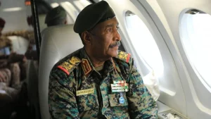 أقر قائد الجيش السوداني عبد الفتاح البرهان، الإثنين، بانسحاب الجيش من مدينة الفاشر في إقليم دارفور، غداة إعلان قوات الدعم السريع السيطرة عليها بعد معارك استمرت منذ أبريل (نيسان) 2023. وقال البرهان إن القوات المسلحة تستطيع أن تقلب الطاولة، وذلك بعد أن أعلنت «قوات الدعم السريع» أمس سيطرتها على مقر قيادة الجيش في مدينة الفاشر، التي كانت آخر موقع يحتفظ به الجيش في إقليم دارفور في غرب البلاد. وأضاف البرهان في كلمة بثها التلفزيون الرسمي: «القوات المسلحة والمشتركة قادرة على تحقيق النصر، ونستطيع أن نقلب الطاولة»، مؤكداً أن الجيش قادر على المضي حتى «نطهر هذه الأرض ونقضي على هؤلاء المرتزقة». وأوضح رئيس مجلس السيادة السوداني أن القيادات الموجودة في الفاشر قدروا أنهم يجب أن يغادروا المدينة. وتابع قائلاً «الجميع يتابع ماحدث في الفاشر، القيادة الموجودة هناك بما فيها لجنة الأمن قدروا بأنه يجب أن يغادروا المدينة نسبة لما تعرضت له من تدمير ممنهج وقتل ممنهج للمدنيين... ووافقناهم على أن يغادروا المدينة ويذهبوا إلي مكان آمن حتى يجنبوا بقية المواطنين وبقية المدينة الدمار». وتعهد البرهان بمحاسبة قوات الدعم السريع. وقال «على العموم هذه محطة من محطات العمليات العسكرية التي فرضت علينا كشعب سوداني، ونحن نقولها دوماً ونكررها: الشعب السوداني سينتصر والقوات المسلحة السودانية ستنتصر لأنها مسنودة بالشعب». وأضاف «نحن نطمئن أهلنا في كل مكان بأننا عازمون على أن نقتص لكل شهدائنا، وعازمون على أن نقتص لما حدث لأهلنا في الفاشر، والجرائم التي ارتكبت الآن في الفاشر وارتكبت قبل ذلك في كل بقاع السودان علي مرأى ومسمع من العالم». وتابع «كل الأعراف الدولية الآن يتم انتهاكها ولا أحد يتحدث عن ذلك ولا أحد يحاسب، (لكن) نحن كشعب سوداني سنحاسب هؤلاء المجرمين». ومضى يقول «نحن نؤكد أننا قادرون ونؤكد أننا عازمون على أن نمضي حتي نطهر هذه الأرض من كل دنس... ونقضي على هؤلاء المرتزقة القتلة المأجورين». واندلعت الحرب بين الجيش السوداني و«قوات الدعم السريع» في أبريل (نيسان) 2023 بسبب صراع على السلطة خلال فترة انتقالية كان من المفترض أن تنتهي بإجراء انتخابات للتحول نحو حكم مدني. وأدى الصراع إلى نزوح ملايين السودانيين ومعاناة أكثر من نصف السكان من الجوع والأمراض. وتسيطر «قوات الدعم السريع» على إقليم دارفور المضطرب في غرب السودان، وكانت تحاصر مدينة الفاشر في ولاية شمال دارفور منذ 18 شهراً. ويسيطر الجيش على النصف الشرقي من البلاد.