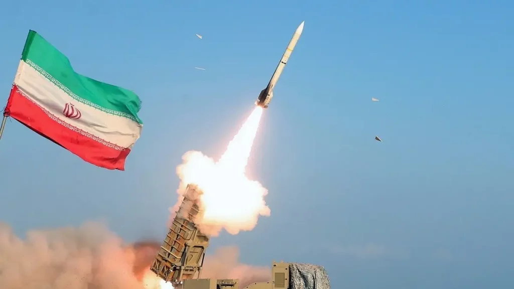 إيران ترفع القيود عن مدى صواريخها.. إنجاز عسكري أم عبء إضافي على الشعب المنهك؟