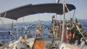 إسرائيل تبدأ ترحيل نشطاء "أسطول المساعدات"
