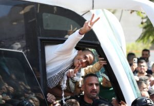 بمشاعر تختلط فيها الفرحة بالدموع، استقبل عدد من الأمهات الفلسطينيات بلهفة أبناءهن الأسرى الذين أفرجت عنهم إسرائيل اليوم (الاثنين)، في إطار المرحلة الأولى من تنفيذ اتفاق وقف إطلاق النار بين إسرائيل وحركة «حماس» الذي يتضمن تبادلاً متزامناً للأسرى والمحتجَزين، بإشراف «اللجنة الدولية للصليب الأحمر».
وأظهر عدد من الصور تأثر الأمهات والأهالي خلال استقبال عدد من الأسرى الفلسطينيين، حيث أفرجت إسرائيل، اليوم (الاثنين)، عن 96 أسيراً فلسطينياً من سجن «عوفر»، غرب مدينة رام الله.
وقال شهود عيان إن الحافلات التي تُقل المُفرَج عنهم غادرت باحة السجن، وسط إجراءات أمنية مشددة، تمهيداً لنقل بعضهم إلى قطاع غزة، في حين من المتوقع أن يُبعد عدد منهم لاحقاً إلى خارج الأراضي الفلسطينية، وفقاً لترتيبات الاتفاق الذي أُعلن مؤخراً.
وأفادت وسائل إعلام فلسطينية، اليوم (الاثنين)، بأن «المحررين رفعوا شارات النصر بعد وصولهم إلى رام الله ضمن صفقة التبادل».
وكان مكتب إعلام الأسرى قد ذكر، في وقت سابق من اليوم (الاثنين)، إن جميع الأسرى الفلسطينيين، المقرر إطلاق سراحهم، اليوم، صعدوا على متن حافلات داخل سجون إسرائيلية.
فلسطينيون يتجمعون بالقرب من سجن «عوفر» الإسرائيلي في انتظار الإفراج عن سجناء فلسطينيين (أ.ف.ب)
فلسطينيون يتجمعون بالقرب من سجن «عوفر» الإسرائيلي في انتظار الإفراج عن سجناء فلسطينيين (أ.ف.ب)
وأوضح المكتب أن الحافلات التي تقلّ الأسرى المحررين من سجون الاحتلال انطلقت بالفعل، حيث غادرت حافلات من سجن «عوفر» متجهة إلى بيتونيا في رام الله، وأخرى من سجن النقب في طريقها إلى قطاع غزة.
يأتي الإفراج بعد ساعات من إعلان «اللجنة الدولية للصليب الأحمر» تسلُّمها 20 محتجَزاً إسرائيلياً من قطاع غزة على دفعتَيْن، في خطوةٍ وصفتها بأنها «جزء من عملية إنسانية تُنفَّذ وفق التفاهمات المبرَمة بين الأطراف المعنية».
ووفق تفاصيل المرحلة الأولى من الاتفاق، من المقرر أن تُفرج إسرائيل عن 250 أسيراً فلسطينياً من ذوي الأحكام الطويلة والمؤبّدات، من بينهم 83 من سجن «عوفر»، و167 من سجن «كتسيعوت» في صحراء النقب، إلى جانب 1718 معتقلاً من قطاع غزة جرى احتجازهم بعد اندلاع الحرب في السابع من أكتوبر (تشرين الأول) 2023.
وقالت مصادر حقوقية إن السلطات الإسرائيلية منعت، مساء أمس الأحد، نحو 100 من أقارب الأسرى المُفرَج عنهم من السفر إلى الأراضي المصرية، حيث من المنتظر أن يُنقل بعض المُفرَج عنهم، ضمن ترتيبات الإبعاد المقررة، وفق ما أفادت «وكالة الأنباء الألمانية».