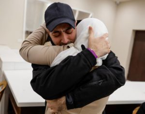 بمشاعر تختلط فيها الفرحة بالدموع، استقبل عدد من الأمهات الفلسطينيات بلهفة أبناءهن الأسرى الذين أفرجت عنهم إسرائيل اليوم (الاثنين)، في إطار المرحلة الأولى من تنفيذ اتفاق وقف إطلاق النار بين إسرائيل وحركة «حماس» الذي يتضمن تبادلاً متزامناً للأسرى والمحتجَزين، بإشراف «اللجنة الدولية للصليب الأحمر».
وأظهر عدد من الصور تأثر الأمهات والأهالي خلال استقبال عدد من الأسرى الفلسطينيين، حيث أفرجت إسرائيل، اليوم (الاثنين)، عن 96 أسيراً فلسطينياً من سجن «عوفر»، غرب مدينة رام الله.
وقال شهود عيان إن الحافلات التي تُقل المُفرَج عنهم غادرت باحة السجن، وسط إجراءات أمنية مشددة، تمهيداً لنقل بعضهم إلى قطاع غزة، في حين من المتوقع أن يُبعد عدد منهم لاحقاً إلى خارج الأراضي الفلسطينية، وفقاً لترتيبات الاتفاق الذي أُعلن مؤخراً.
وأفادت وسائل إعلام فلسطينية، اليوم (الاثنين)، بأن «المحررين رفعوا شارات النصر بعد وصولهم إلى رام الله ضمن صفقة التبادل».
وكان مكتب إعلام الأسرى قد ذكر، في وقت سابق من اليوم (الاثنين)، إن جميع الأسرى الفلسطينيين، المقرر إطلاق سراحهم، اليوم، صعدوا على متن حافلات داخل سجون إسرائيلية.
فلسطينيون يتجمعون بالقرب من سجن «عوفر» الإسرائيلي في انتظار الإفراج عن سجناء فلسطينيين (أ.ف.ب)
فلسطينيون يتجمعون بالقرب من سجن «عوفر» الإسرائيلي في انتظار الإفراج عن سجناء فلسطينيين (أ.ف.ب)
وأوضح المكتب أن الحافلات التي تقلّ الأسرى المحررين من سجون الاحتلال انطلقت بالفعل، حيث غادرت حافلات من سجن «عوفر» متجهة إلى بيتونيا في رام الله، وأخرى من سجن النقب في طريقها إلى قطاع غزة.
يأتي الإفراج بعد ساعات من إعلان «اللجنة الدولية للصليب الأحمر» تسلُّمها 20 محتجَزاً إسرائيلياً من قطاع غزة على دفعتَيْن، في خطوةٍ وصفتها بأنها «جزء من عملية إنسانية تُنفَّذ وفق التفاهمات المبرَمة بين الأطراف المعنية».
ووفق تفاصيل المرحلة الأولى من الاتفاق، من المقرر أن تُفرج إسرائيل عن 250 أسيراً فلسطينياً من ذوي الأحكام الطويلة والمؤبّدات، من بينهم 83 من سجن «عوفر»، و167 من سجن «كتسيعوت» في صحراء النقب، إلى جانب 1718 معتقلاً من قطاع غزة جرى احتجازهم بعد اندلاع الحرب في السابع من أكتوبر (تشرين الأول) 2023.
وقالت مصادر حقوقية إن السلطات الإسرائيلية منعت، مساء أمس الأحد، نحو 100 من أقارب الأسرى المُفرَج عنهم من السفر إلى الأراضي المصرية، حيث من المنتظر أن يُنقل بعض المُفرَج عنهم، ضمن ترتيبات الإبعاد المقررة، وفق ما أفادت «وكالة الأنباء الألمانية».