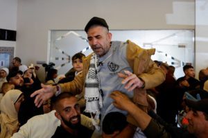 بمشاعر تختلط فيها الفرحة بالدموع، استقبل عدد من الأمهات الفلسطينيات بلهفة أبناءهن الأسرى الذين أفرجت عنهم إسرائيل اليوم (الاثنين)، في إطار المرحلة الأولى من تنفيذ اتفاق وقف إطلاق النار بين إسرائيل وحركة «حماس» الذي يتضمن تبادلاً متزامناً للأسرى والمحتجَزين، بإشراف «اللجنة الدولية للصليب الأحمر».
وأظهر عدد من الصور تأثر الأمهات والأهالي خلال استقبال عدد من الأسرى الفلسطينيين، حيث أفرجت إسرائيل، اليوم (الاثنين)، عن 96 أسيراً فلسطينياً من سجن «عوفر»، غرب مدينة رام الله.
وقال شهود عيان إن الحافلات التي تُقل المُفرَج عنهم غادرت باحة السجن، وسط إجراءات أمنية مشددة، تمهيداً لنقل بعضهم إلى قطاع غزة، في حين من المتوقع أن يُبعد عدد منهم لاحقاً إلى خارج الأراضي الفلسطينية، وفقاً لترتيبات الاتفاق الذي أُعلن مؤخراً.
وأفادت وسائل إعلام فلسطينية، اليوم (الاثنين)، بأن «المحررين رفعوا شارات النصر بعد وصولهم إلى رام الله ضمن صفقة التبادل».
وكان مكتب إعلام الأسرى قد ذكر، في وقت سابق من اليوم (الاثنين)، إن جميع الأسرى الفلسطينيين، المقرر إطلاق سراحهم، اليوم، صعدوا على متن حافلات داخل سجون إسرائيلية.
فلسطينيون يتجمعون بالقرب من سجن «عوفر» الإسرائيلي في انتظار الإفراج عن سجناء فلسطينيين (أ.ف.ب)
فلسطينيون يتجمعون بالقرب من سجن «عوفر» الإسرائيلي في انتظار الإفراج عن سجناء فلسطينيين (أ.ف.ب)
وأوضح المكتب أن الحافلات التي تقلّ الأسرى المحررين من سجون الاحتلال انطلقت بالفعل، حيث غادرت حافلات من سجن «عوفر» متجهة إلى بيتونيا في رام الله، وأخرى من سجن النقب في طريقها إلى قطاع غزة.
يأتي الإفراج بعد ساعات من إعلان «اللجنة الدولية للصليب الأحمر» تسلُّمها 20 محتجَزاً إسرائيلياً من قطاع غزة على دفعتَيْن، في خطوةٍ وصفتها بأنها «جزء من عملية إنسانية تُنفَّذ وفق التفاهمات المبرَمة بين الأطراف المعنية».
ووفق تفاصيل المرحلة الأولى من الاتفاق، من المقرر أن تُفرج إسرائيل عن 250 أسيراً فلسطينياً من ذوي الأحكام الطويلة والمؤبّدات، من بينهم 83 من سجن «عوفر»، و167 من سجن «كتسيعوت» في صحراء النقب، إلى جانب 1718 معتقلاً من قطاع غزة جرى احتجازهم بعد اندلاع الحرب في السابع من أكتوبر (تشرين الأول) 2023.
وقالت مصادر حقوقية إن السلطات الإسرائيلية منعت، مساء أمس الأحد، نحو 100 من أقارب الأسرى المُفرَج عنهم من السفر إلى الأراضي المصرية، حيث من المنتظر أن يُنقل بعض المُفرَج عنهم، ضمن ترتيبات الإبعاد المقررة، وفق ما أفادت «وكالة الأنباء الألمانية».