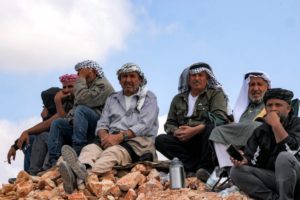 بمشاعر تختلط فيها الفرحة بالدموع، استقبل عدد من الأمهات الفلسطينيات بلهفة أبناءهن الأسرى الذين أفرجت عنهم إسرائيل اليوم (الاثنين)، في إطار المرحلة الأولى من تنفيذ اتفاق وقف إطلاق النار بين إسرائيل وحركة «حماس» الذي يتضمن تبادلاً متزامناً للأسرى والمحتجَزين، بإشراف «اللجنة الدولية للصليب الأحمر».
وأظهر عدد من الصور تأثر الأمهات والأهالي خلال استقبال عدد من الأسرى الفلسطينيين، حيث أفرجت إسرائيل، اليوم (الاثنين)، عن 96 أسيراً فلسطينياً من سجن «عوفر»، غرب مدينة رام الله.
وقال شهود عيان إن الحافلات التي تُقل المُفرَج عنهم غادرت باحة السجن، وسط إجراءات أمنية مشددة، تمهيداً لنقل بعضهم إلى قطاع غزة، في حين من المتوقع أن يُبعد عدد منهم لاحقاً إلى خارج الأراضي الفلسطينية، وفقاً لترتيبات الاتفاق الذي أُعلن مؤخراً.
وأفادت وسائل إعلام فلسطينية، اليوم (الاثنين)، بأن «المحررين رفعوا شارات النصر بعد وصولهم إلى رام الله ضمن صفقة التبادل».
وكان مكتب إعلام الأسرى قد ذكر، في وقت سابق من اليوم (الاثنين)، إن جميع الأسرى الفلسطينيين، المقرر إطلاق سراحهم، اليوم، صعدوا على متن حافلات داخل سجون إسرائيلية.
فلسطينيون يتجمعون بالقرب من سجن «عوفر» الإسرائيلي في انتظار الإفراج عن سجناء فلسطينيين (أ.ف.ب)
فلسطينيون يتجمعون بالقرب من سجن «عوفر» الإسرائيلي في انتظار الإفراج عن سجناء فلسطينيين (أ.ف.ب)
وأوضح المكتب أن الحافلات التي تقلّ الأسرى المحررين من سجون الاحتلال انطلقت بالفعل، حيث غادرت حافلات من سجن «عوفر» متجهة إلى بيتونيا في رام الله، وأخرى من سجن النقب في طريقها إلى قطاع غزة.
يأتي الإفراج بعد ساعات من إعلان «اللجنة الدولية للصليب الأحمر» تسلُّمها 20 محتجَزاً إسرائيلياً من قطاع غزة على دفعتَيْن، في خطوةٍ وصفتها بأنها «جزء من عملية إنسانية تُنفَّذ وفق التفاهمات المبرَمة بين الأطراف المعنية».
ووفق تفاصيل المرحلة الأولى من الاتفاق، من المقرر أن تُفرج إسرائيل عن 250 أسيراً فلسطينياً من ذوي الأحكام الطويلة والمؤبّدات، من بينهم 83 من سجن «عوفر»، و167 من سجن «كتسيعوت» في صحراء النقب، إلى جانب 1718 معتقلاً من قطاع غزة جرى احتجازهم بعد اندلاع الحرب في السابع من أكتوبر (تشرين الأول) 2023.
وقالت مصادر حقوقية إن السلطات الإسرائيلية منعت، مساء أمس الأحد، نحو 100 من أقارب الأسرى المُفرَج عنهم من السفر إلى الأراضي المصرية، حيث من المنتظر أن يُنقل بعض المُفرَج عنهم، ضمن ترتيبات الإبعاد المقررة، وفق ما أفادت «وكالة الأنباء الألمانية».