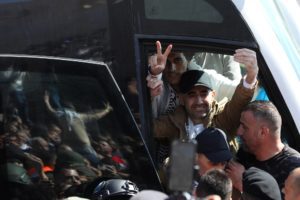 بمشاعر تختلط فيها الفرحة بالدموع، استقبل عدد من الأمهات الفلسطينيات بلهفة أبناءهن الأسرى الذين أفرجت عنهم إسرائيل اليوم (الاثنين)، في إطار المرحلة الأولى من تنفيذ اتفاق وقف إطلاق النار بين إسرائيل وحركة «حماس» الذي يتضمن تبادلاً متزامناً للأسرى والمحتجَزين، بإشراف «اللجنة الدولية للصليب الأحمر».
وأظهر عدد من الصور تأثر الأمهات والأهالي خلال استقبال عدد من الأسرى الفلسطينيين، حيث أفرجت إسرائيل، اليوم (الاثنين)، عن 96 أسيراً فلسطينياً من سجن «عوفر»، غرب مدينة رام الله.
وقال شهود عيان إن الحافلات التي تُقل المُفرَج عنهم غادرت باحة السجن، وسط إجراءات أمنية مشددة، تمهيداً لنقل بعضهم إلى قطاع غزة، في حين من المتوقع أن يُبعد عدد منهم لاحقاً إلى خارج الأراضي الفلسطينية، وفقاً لترتيبات الاتفاق الذي أُعلن مؤخراً.
وأفادت وسائل إعلام فلسطينية، اليوم (الاثنين)، بأن «المحررين رفعوا شارات النصر بعد وصولهم إلى رام الله ضمن صفقة التبادل».
وكان مكتب إعلام الأسرى قد ذكر، في وقت سابق من اليوم (الاثنين)، إن جميع الأسرى الفلسطينيين، المقرر إطلاق سراحهم، اليوم، صعدوا على متن حافلات داخل سجون إسرائيلية.
فلسطينيون يتجمعون بالقرب من سجن «عوفر» الإسرائيلي في انتظار الإفراج عن سجناء فلسطينيين (أ.ف.ب)
فلسطينيون يتجمعون بالقرب من سجن «عوفر» الإسرائيلي في انتظار الإفراج عن سجناء فلسطينيين (أ.ف.ب)
وأوضح المكتب أن الحافلات التي تقلّ الأسرى المحررين من سجون الاحتلال انطلقت بالفعل، حيث غادرت حافلات من سجن «عوفر» متجهة إلى بيتونيا في رام الله، وأخرى من سجن النقب في طريقها إلى قطاع غزة.
يأتي الإفراج بعد ساعات من إعلان «اللجنة الدولية للصليب الأحمر» تسلُّمها 20 محتجَزاً إسرائيلياً من قطاع غزة على دفعتَيْن، في خطوةٍ وصفتها بأنها «جزء من عملية إنسانية تُنفَّذ وفق التفاهمات المبرَمة بين الأطراف المعنية».
ووفق تفاصيل المرحلة الأولى من الاتفاق، من المقرر أن تُفرج إسرائيل عن 250 أسيراً فلسطينياً من ذوي الأحكام الطويلة والمؤبّدات، من بينهم 83 من سجن «عوفر»، و167 من سجن «كتسيعوت» في صحراء النقب، إلى جانب 1718 معتقلاً من قطاع غزة جرى احتجازهم بعد اندلاع الحرب في السابع من أكتوبر (تشرين الأول) 2023.
وقالت مصادر حقوقية إن السلطات الإسرائيلية منعت، مساء أمس الأحد، نحو 100 من أقارب الأسرى المُفرَج عنهم من السفر إلى الأراضي المصرية، حيث من المنتظر أن يُنقل بعض المُفرَج عنهم، ضمن ترتيبات الإبعاد المقررة، وفق ما أفادت «وكالة الأنباء الألمانية».