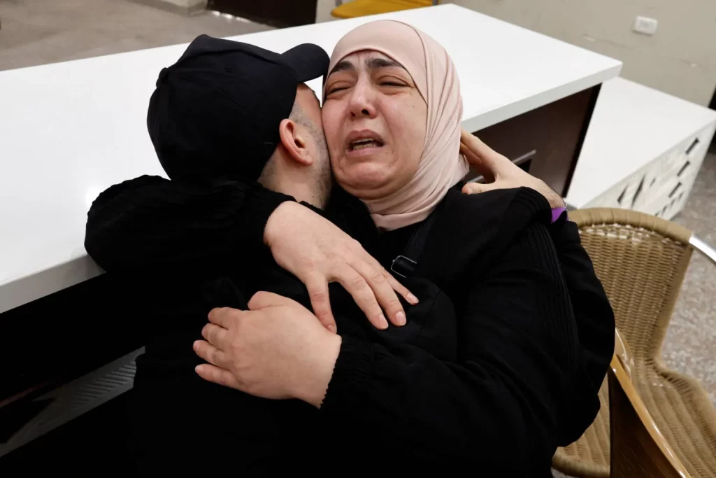 بالدموع والزغاريد... أهالي الأسرى الفلسطينيين يعانقون ذويهم (صور)