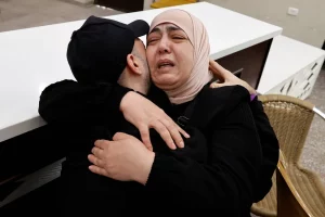 بالدموع والزغاريد... أهالي الأسرى الفلسطينيين يعانقون ذويهم (صور)