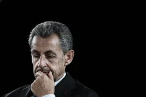 فرنسا: ساركوزي يبدأ عقوبة السجن 5 سنوات في 21 أكتوبر الحالي