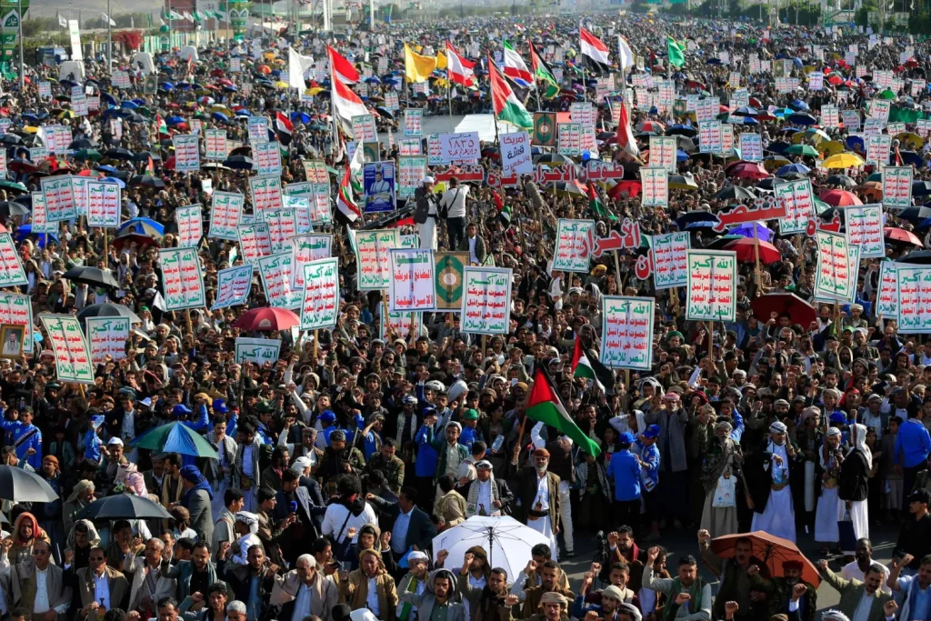 اليمن: هل انتهى موسم استثمار الحوثيين مأساة غزة؟ هكذا استخدموا أحداث غزة لقمع المطالبين بالمرتبات وكسب المزيد من الأتباع