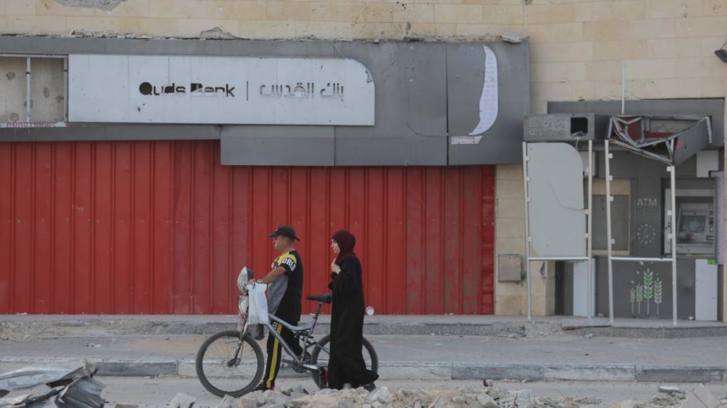 بنوك غزة تبدأ العمل تدريجياً غداً الخميس