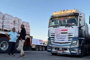 المساعدات المصرية (نحو 70 بالمائة من إجمالي الدعم الدولي لغزة) تتدفق على «كرم أبو سالم» و«العوجة» و«رفح» بانتظار تسوية