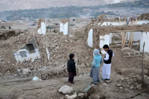 الناجون من زلزال أفغانستان يواجهون البرد والمطر وسط الأنقاض