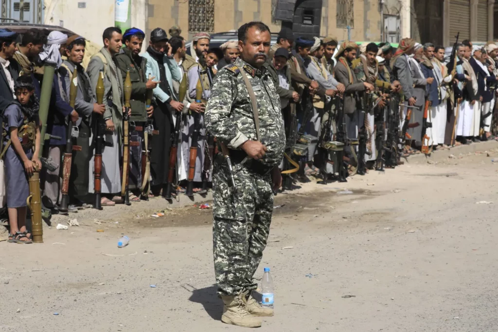 الحوثي أنفق ما يعادل 56 مليون دولار لتنفيذ مشروعات نقدية وصحية وتغذوية موجهة حصراً لأسر القتلى والجرحى والمفقودين... في وقت يعيش فيه ملايين اليمنيين تحت خط الفقر في مناطق سيطرتهم