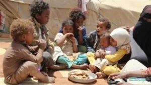 "الغذاء العالمي" يعلن حاجته إلى 802 مليون دولار لمكافحة الجوع في اليمن العام القادم… وصراع الحوثيين في قلب الأزمة الإنسانية