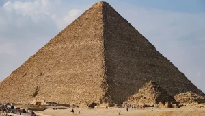 كشف عالم المصريات زاهي حواس، السبت، أن مصر ستعلن، العام المقبل، عن كشف أثري كبير داخل هرم خوفو. وقال حواس خلال جلسة حوارية ضمن معرض الشارقة الدولي للكتاب في دورته الـ44، المنعقدة حاليا في دولة الإمارات، إن الكشف الجديد يعد "كشفا أثريا عظيما سيكتب فصلا جديدا في تاريخ الفراعنة"، موضحا أنه عبارة عن ممر جديد بطول 30 مترا تم رصده باستخدام أجهزة متقدمة. وخلال الجلسة، قدم العالم المصري شرحا علميا مفصلا حول كيفية بناء الأهرامات، والخطوات الهندسية والإنشائية التي استخدمها المصريون القدماء في عمليات البناء، مفندا النظريات غير العلمية التي تزعم تدخل كائنات غريبة أو قوى خارقة في تشييدها. وتحدث حواس عن التقنيات الحديثة التي تستخدم حاليا في فحص وتنظيف فتحات الأهرامات بواسطة الروبوتات المتطورة، ما أتاح للفرق العلمية الوصول إلى مناطق لم يكن ممكنا دخولها من قبل. وتطرقت الجلسة إلى الحديث عن المتحف المصري الكبير، الذي افتتح مطلع الشهر الجاري، ووصفه حواس بأنه "أحد أعظم المتاحف في العالم"، إذ يضم أكثر من 5000 قطعة أثرية من كنوز الملك توت عنخ آمون تعرض كاملة للمرة الأولى. كما تناولت الجلسة جهود استعادة القطع الأثرية المصرية من المتاحف العالمية، وأكد حواس أن "هذه القضية ليست مجرد شأن وطني، بل حق تاريخي وحضاري يجب أن يُسترد". وأشار إلى مساعيه لاستعارة أبرز القطع الأثرية المصرية مثل تمثال نفرتيتي، وحجر رشيد، والقبة السماوية، رغم ما واجهه من رفض من بعض المتاحف.