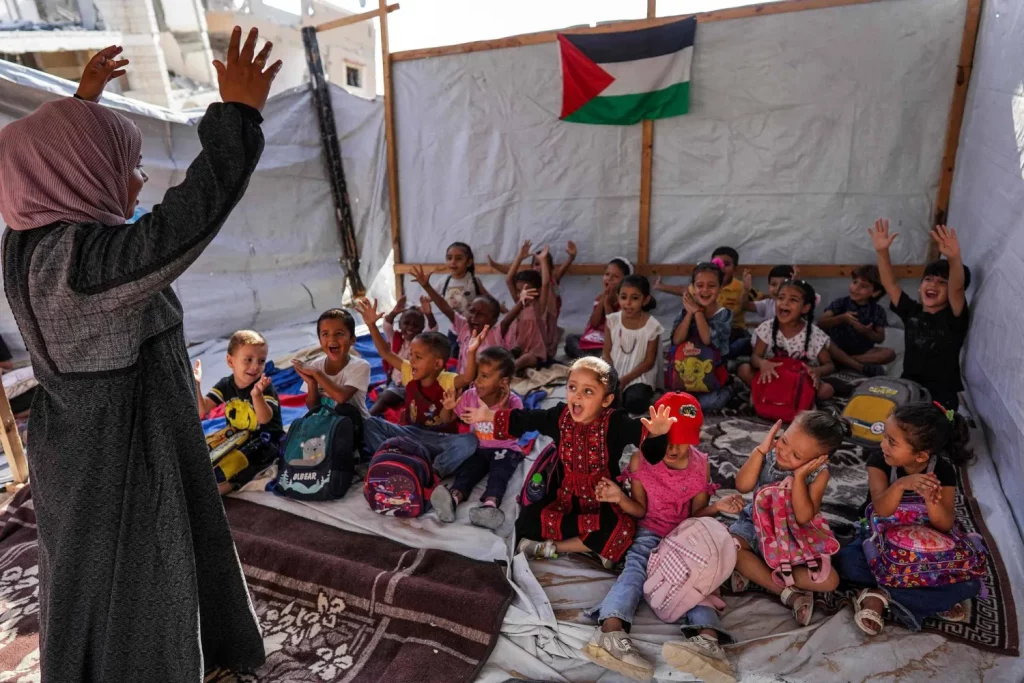 تلامذة غزة يعودون إلى الدراسة تحت الخيام بلا كتب ولا دفاتر... 758 ألف تلميذاً وتضرر 97 في المائة من المدارس في قطاع
