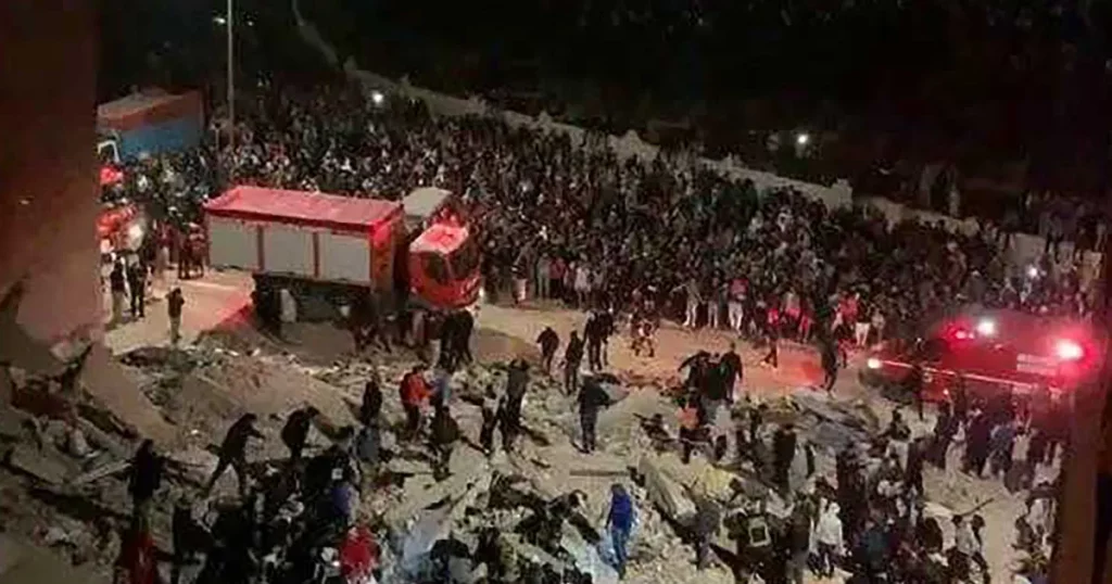 19 قتيلا في انهيار مبنيين متجاورين في فاس المغربية