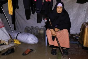 الشتاء القاسي يغرق غزة… ويعصف بخيام النازحين (صور)