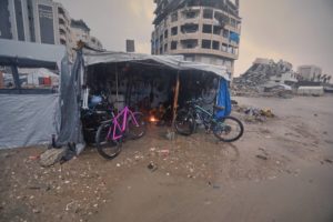 الشتاء القاسي يغرق غزة… ويعصف بخيام النازحين (صور)
