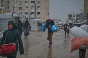 الشتاء القاسي يغرق غزة… ويعصف بخيام النازحين (صور)