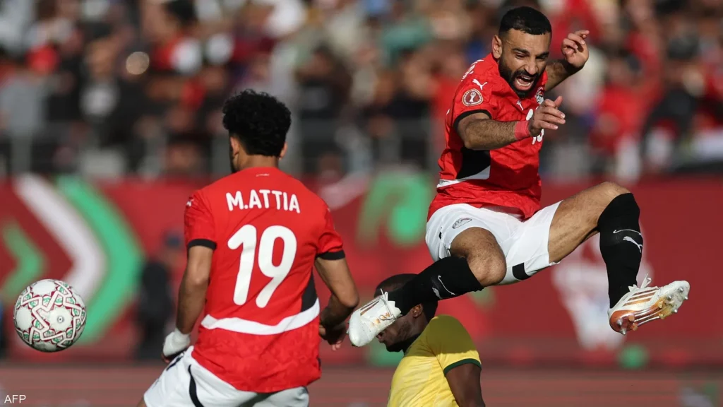 مصر تعبر جنوب أفريقيا بصعوبة وتعتلي صدارة المجموعة
