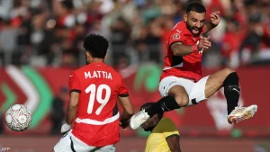 مصر تعبر جنوب أفريقيا بصعوبة وتعتلي صدارة المجموعة