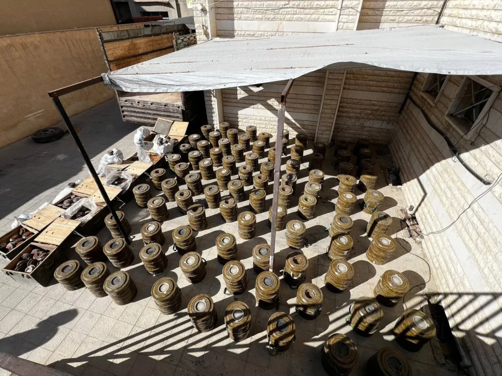 سوريا تعلن مقتل شخص خلال ضبط شحنة ألغام معدّة للتهريب إلى حزب الله في لبنان «1250 لغماً حربياً مجهزاً بصواعق»