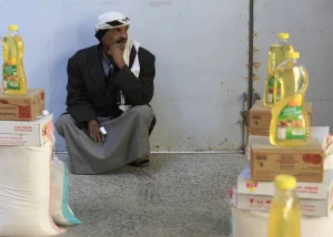 من الخردة إلى السلطة… الحوثيون يستحوذون على الاقتصاد اليمني ويغلقون السوق باسم الاكتفاء