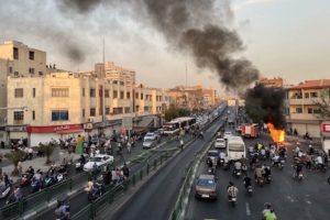 ثروة في القمّة وشعب في الحضيض... تعرف معنا على التناقض الصارخ بين ثروة المرشد الإيراني والواقع المعيشي المؤلم للشعب الإيراني