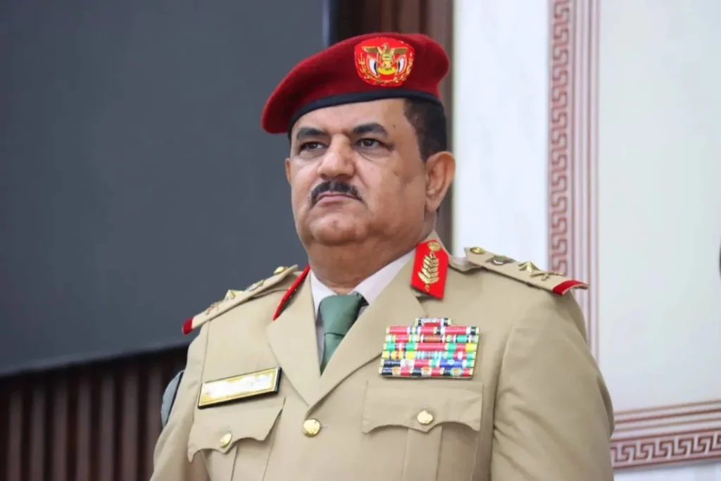 العليمي يطيح وزير الدفاع اليمني ويحيله للتقاعد