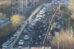احتجاجات متواصلة في مدن إيرانية واعتقالات في غرب ووسط البلاد