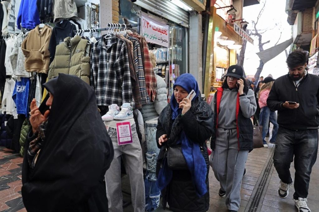 إيران تشن حملة اعتقالات جماعية وتنقل المحتجزين إلى سجون سرية