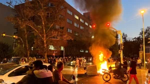 احتجاجات إيران تفضح نظاماً يقطع الإنترنت والإتصالات ليُخفي غضب شعب سئم القمع والجوع