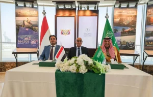وقَّع البرنامج السعودي لتنمية وإعمار اليمن، الأربعاء، اتفاقية مع وزارة الكهرباء والطاقة اليمنية لشراء المشتقات النفطية من شركة «بترو مسيلة»، لتشغيل عشرات المحطات الكهربائية في جميع محافظات اليمن. وقال محمد آل جابر، السفير السعودي لدى اليمن المشرف على البرنامج، إن الاتفاقية تهدف إلى تشغيل أكثر من 70 محطة كهرباء في جميع المحافظات اليمنية، لتعزيز استدامة الكهرباء، ودعم الاستقرار النقدي والمالي من خلال خفض التضخم، وتعزيز الثقة بالاقتصاد واستقرار سعر الصرف. وأضاف آل جابر أن هذه الخطوة ستنعكس إيجاباً على مستوى النشاط التجاري في اليمن، وتنشيط دور الشركات كشريك فاعل في منظومة الطاقة، والإسهام في تعزيز الاستقرار المعيشي والاجتماعي. من جانب آخر، أبرم البرنامج مذكرة تعاون مع «هيئة التجارة الخارجية» السعودية، لتعزيز التنسيق والتكامل بين الجانبين، وتوسيع آفاق التعاون، بما يخدم الأهداف المشتركة ويدعم مسارات التنمية في اليمن. وتهدف المذكرة إلى إقامة مبادرات مشتركة تحفيزاً للقطاع الخاص، بالتنسيق مع الجهات المعنية اليمنية، وعقد المؤتمرات والندوات واللقاءات دعماً له، بما يساهم في تحفيز التعافي الاقتصادي وخدمة جهود التنمية والإعمار في اليمن. ويُقدِّم البرنامج منذ تأسيسه عام 2018 دعماً لمختلف القطاعات الأساسية والحيوية في اليمن، وشكّل نهجاً استراتيجياً متكاملاً يربط بين تطوير البنية التحتية وتعزيز رأس المال البشري وتمكين القطاع الخاص بصفته شريكاً فاعلاً في التنمية. وأسهم تعاقد البرنامج مع مقاولين واستشاريين وموردين يمنيين لتنفيذ المشاريع في خلق فرص عمل مباشرة بقطاع البناء والتشييد، وتنشيط الدورة الاقتصادية عبر تحريك سلاسل الإمداد والتوريد.