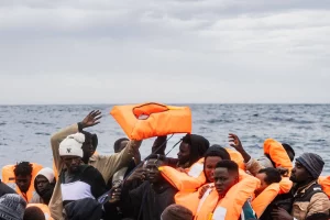 53 مهاجراً في عداد القتلى أو المفقودين إثر غرق قارب قبالة ليبيا