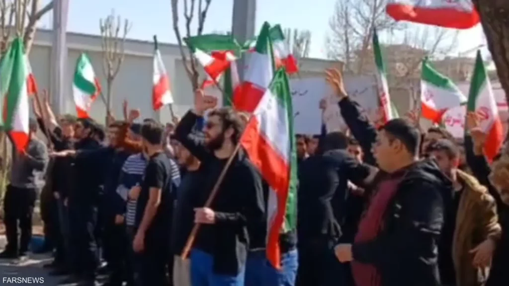 طلاب إيرانيون يهتفون بشعارات "مناهضة للقيادة" في طهران