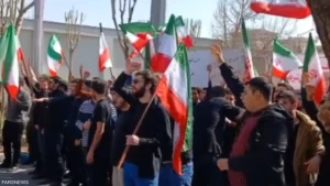 طلاب إيرانيون يهتفون بشعارات "مناهضة للقيادة" في طهران