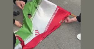حرق أعلام النظام وهتافات مناهضة لخامنئي..الجامعات الإيرانية تشتعل لليوم الثالث على التوالي