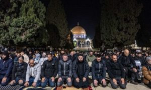 آلاف الفلسطينيين يقيمون التراويح في المسجد الأقصى