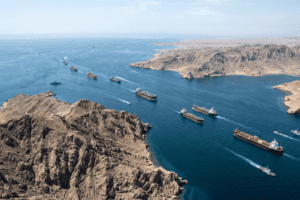 تكاليف تأمين السفن عبر مضيق هرمز تقفز 12 ضعفًا بسبب التصعيد الإيراني