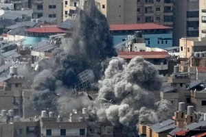 100 ألف نازح في لبنان والحكومة تستنجد بأصدقائها لوقف الغارات الإسرائيلية