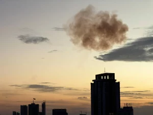 البحرين: قصف عشوائي وتضرر محطة لتحلية المياه جراء هجمات إيرانية