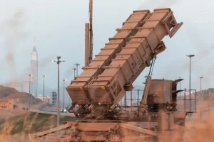 السعودية تدمر صواريخ باليستية ومسيّرات و«طوافاً» استهدف شرق البلاد وصفته بـ«الغادر وغير الأخلاقي»