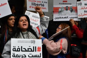 طالب محامو الإعلاميَين التونسيَين البارزَين مراد الزغيدي وبرهان بسيس، الموقوفَين منذ عام 2024، بالإفراج عنهما مع انطلاق محاكمتهما استئنافياً أمس الثلاثاء، بتهم "تبييض أموال" و"تهرّب ضريبي"، إلا أن الطلب قوبل بالرفض. وقال غازي مرابط محامي الزغيدي، للقاضي "إنها محاكمة سياسية. إنه لا يُشكل أي خطر على المجتمع". وحضر الزغيدي الذي يحمل أيضاً الجنسية الفرنسية وعمل سابقاً في قناة "كانال"، وبسيس جلسة الاستئناف أمام المحكمة في تونس العاصمة. وكان قد حُكم عليهما ابتدائياً في يناير (كانون الثاني) الماضي بالسجن ثلاثة أعوام ونصف العام، وهي عقوبة اعتبرتها منظمات غير حكومية محلية ودولية قاسية. وحضر الجلسة دبلوماسيون يمثلون فرنسا والاتحاد الأوروبي وبلجيكا وهولندا. ومساء أمس الثلاثاء، رفض القاضي طلب الإفراج الذي قدمه الدفاع، وحدد 28 أبريل (نيسان) الجاري موعداً للجلسة المقبلة، وفق ما أفاد غازي مرابط لوكالة الصحافة الفرنسية. وكان الصحافيان موقوفين منذ مايو (أيار) 2024 على خلفية تصريحات اعتُبرت منتقدة لسلطة الرئيس قيس سعيّد، أدليا بها في برامج إذاعية وتلفزيونية وعلى وسائل التواصل الاجتماعي. وقد حُكم عليهما حينها بالسجن عاماً، قبل أن تُخفّف العقوبة إلى ثمانية أشهر استئنافياً بموجب مرسوم رئاسي لمكافحة "الأخبار الزائفة"، وهو نص يثير انتقادات حقوقية بسبب تفسيره الواسع. وكان يفترض أن يُفرج عنهما في يناير 2025، إلا أنهما بقيا موقوفين على خلفية قضية "تبييض الأموال" و"التهرب الضريبي". وقالت مريم الزغيدي، شقيقة مراد، إن "هذه المهزلة طالت بما يكفي"، مضيفة لـ"الصحافة الفرنسية"، إنه "لا توجد أية مبررات ولا أي عنصر له علاقة بتبييض الأموال أو أي شيء آخر. نطالب بالإفراج الفوري وغير المشروط عن مراد". وتندد منظمات حقوقية محلية ودولية بما تصفه "تراجعاً" في الحريات في تونس منذ الإجراءات الاستثنائية التي اتخذها الرئيس سعيّد في يوليو (تموز) 2021.