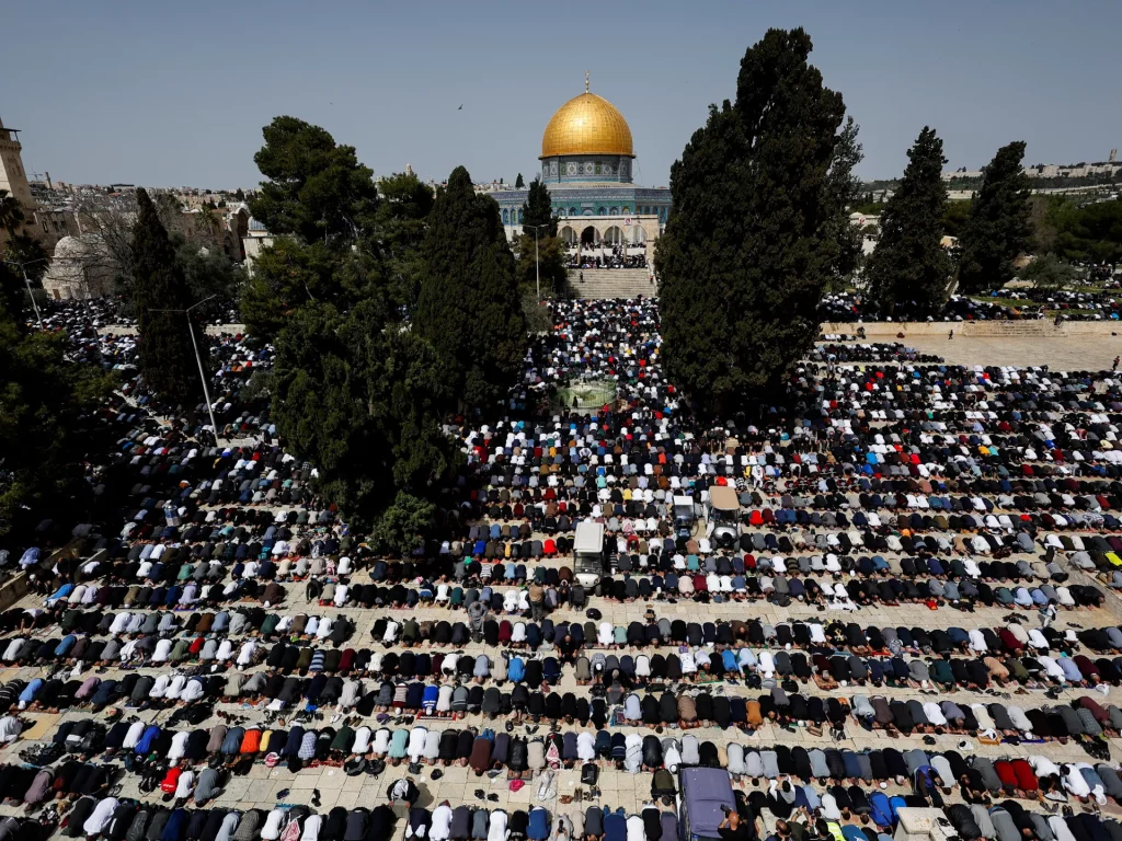 100 ألف فلسطيني يؤدون الصلاة بالأقصى في أول جمعة بعد إغلاق 40 يوما