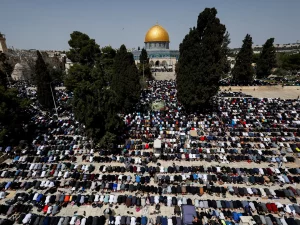 100 ألف فلسطيني يؤدون الصلاة بالأقصى في أول جمعة بعد إغلاق 40 يوما