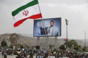 إيران والحوثيون يهددان بإعاقة الملاحة في البحر الأحمر