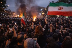 "اذهبي من دون حجاب"... قصص لإيرانيات شاركن قسرا في تجمعات النظام