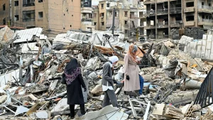 مع بدء الهدنة.. لبنانيون يعودون إلى ركام منازلهم التي دمرتها الحرب بين إسرائيل وحزب الله