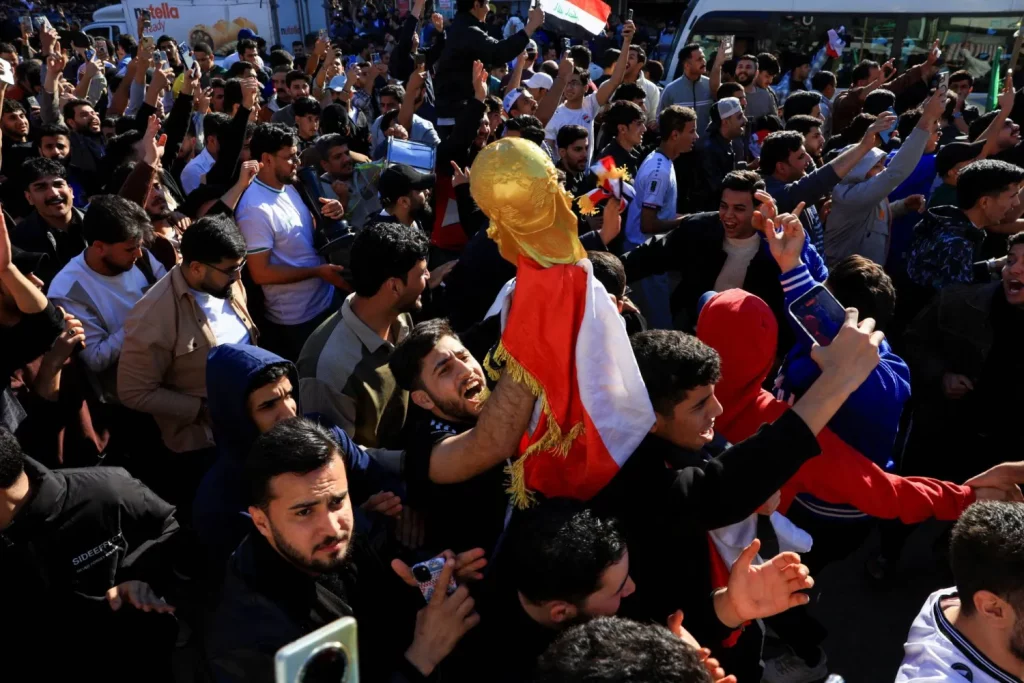 العراقيون يحتفلون وسط الحرب بتأهل بلادهم إلى المونديال للمرة الأولى منذ 40 عاماً